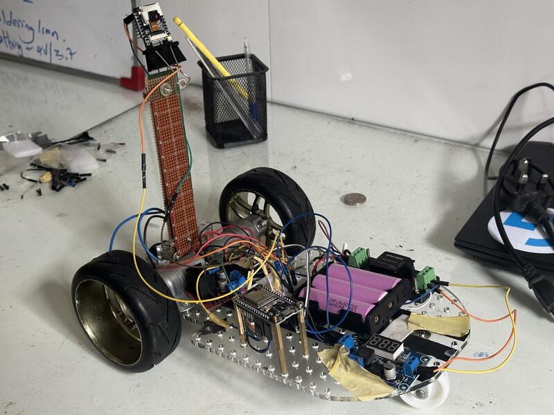 Lyny v2.1 gesture-controlled robot car